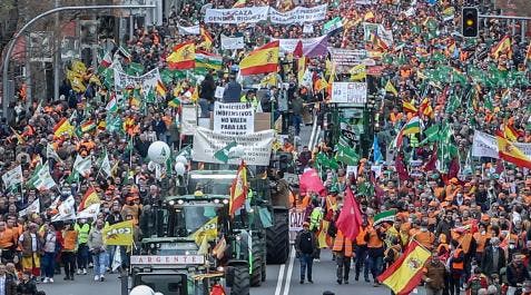 Entre 100.000 y 400.000 agricultores y ganaderos se manifiestan en Madrid contra el Gobierno