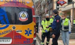 Muy grave al precipitarse mientras limpiaba las ventanas ensuciadas por la calima en Madrid 