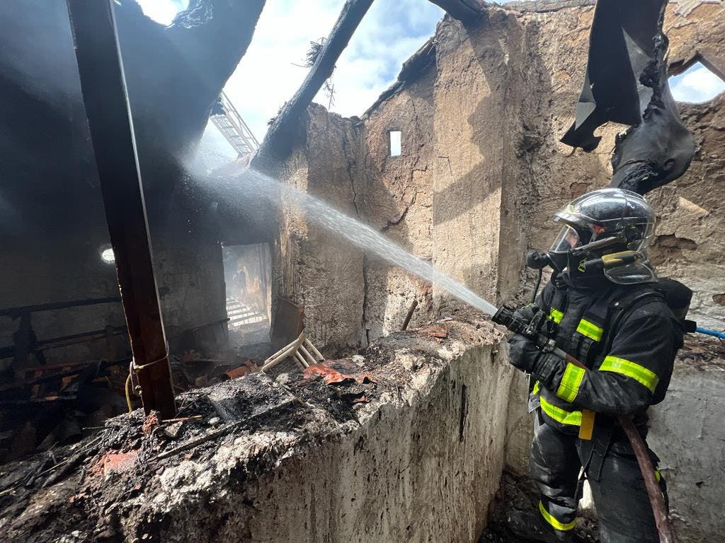 Un incendio deja inhabitable una vivienda en Torres de la Alameda