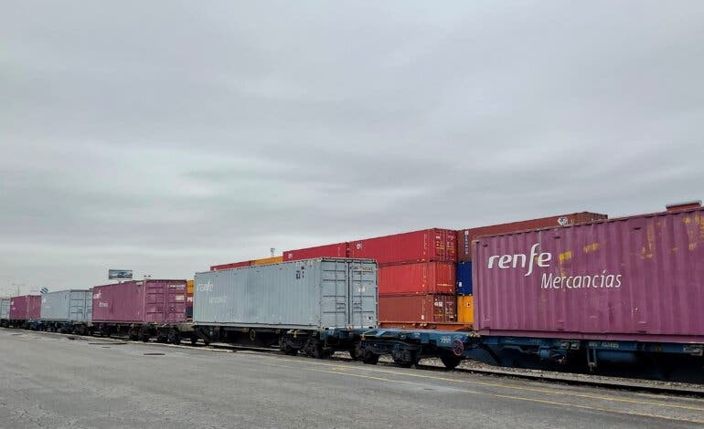 Parte de Madrid un tren con 400 toneladas de ayuda humanitaria para Ucrania 