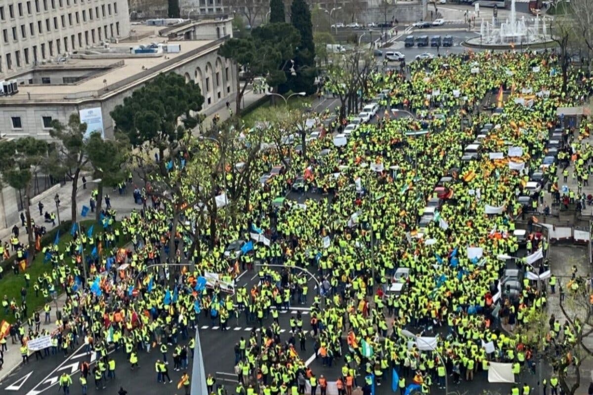 Los camioneros en huelga se manifiestan en Madrid y la ministra cede y finalmente se reunirá con ellos