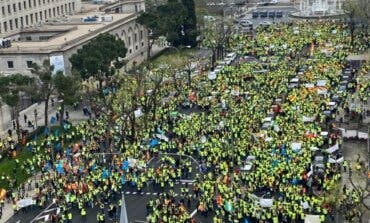 Los camioneros en huelga se manifiestan en Madrid y la ministra cede y finalmente se reunirá con ellos