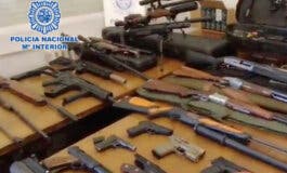 Encuentran más de 30 armas y diversa cartuchería en dos narcopisos desmantelados en Moratalaz