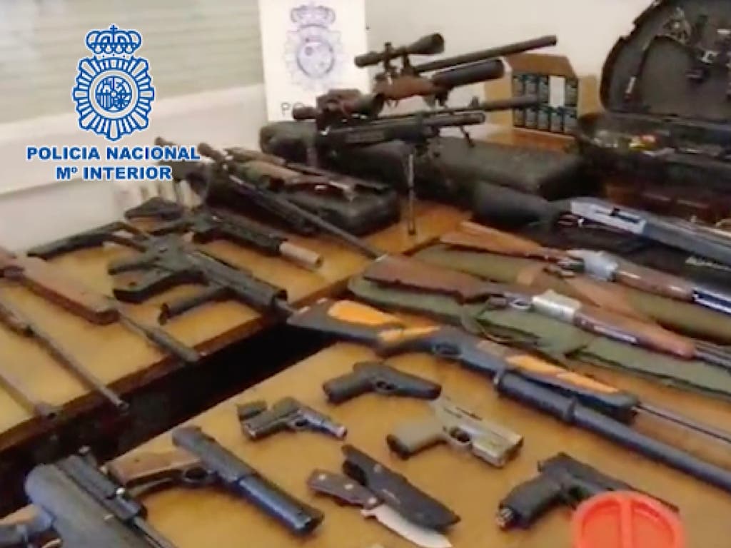 Encuentran más de 30 armas y diversa cartuchería en dos narcopisos desmantelados en Moratalaz
