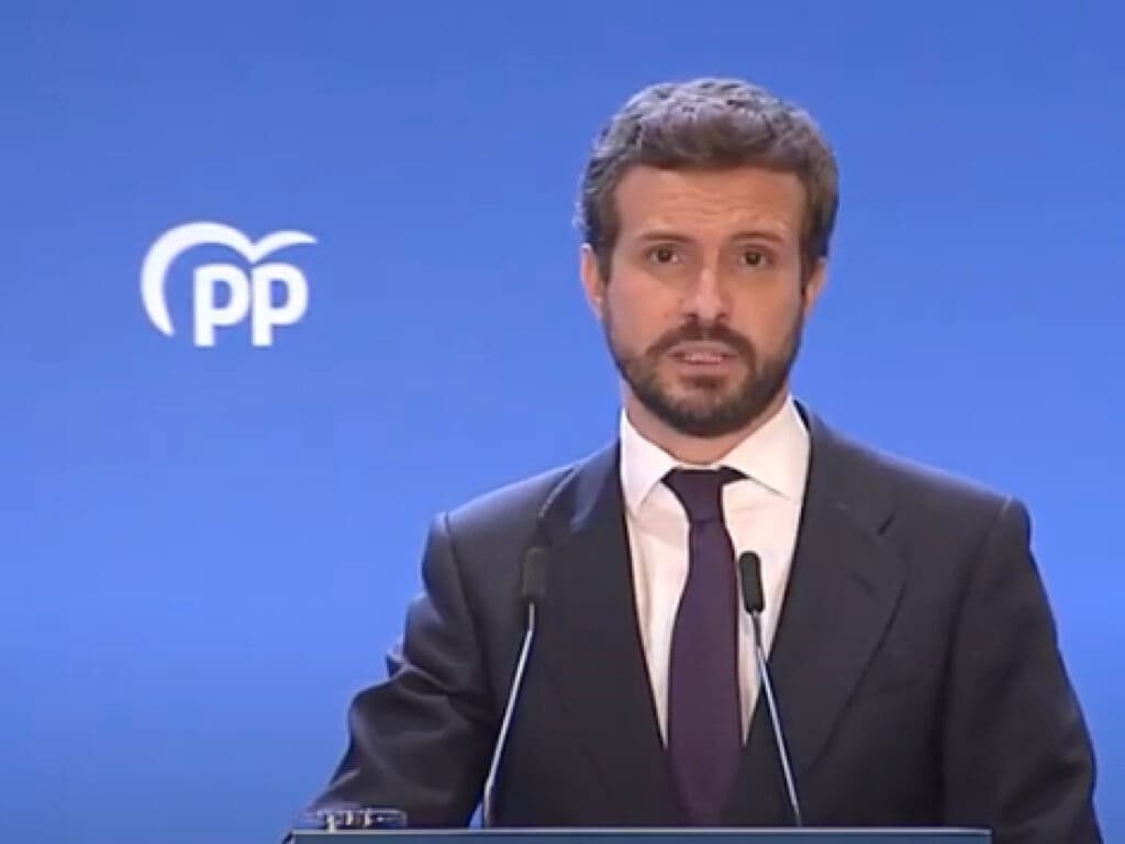 Casado se despide entre aplausos de la dirección del PP: «Lamento lo que haya hecho mal»