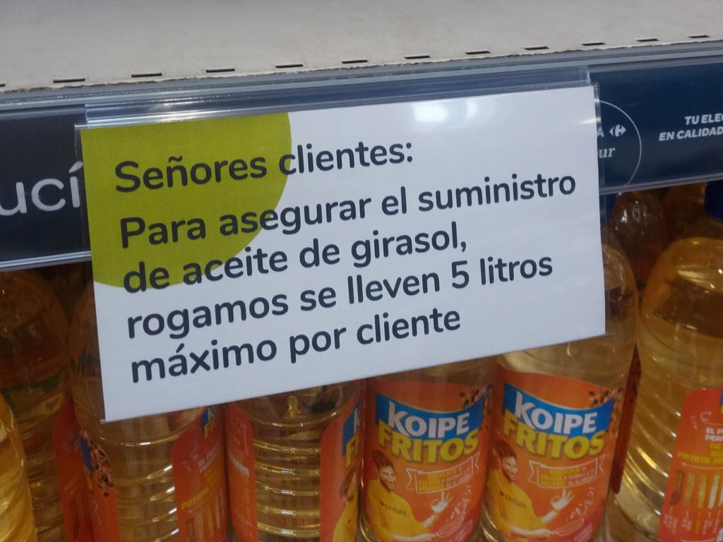 Los supermercados españoles empiezan a racionar el aceite de girasol por la guerra en Ucrania