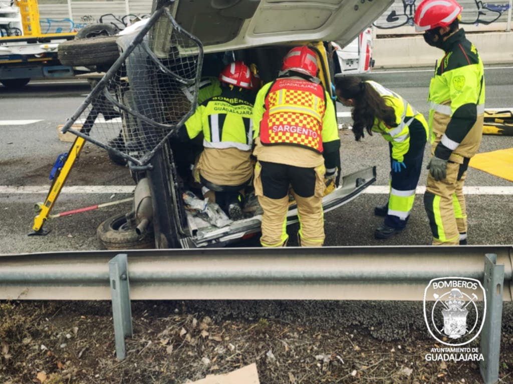 Aparatoso accidente en la A-2, en Guadalajara, con una persona atrapada 