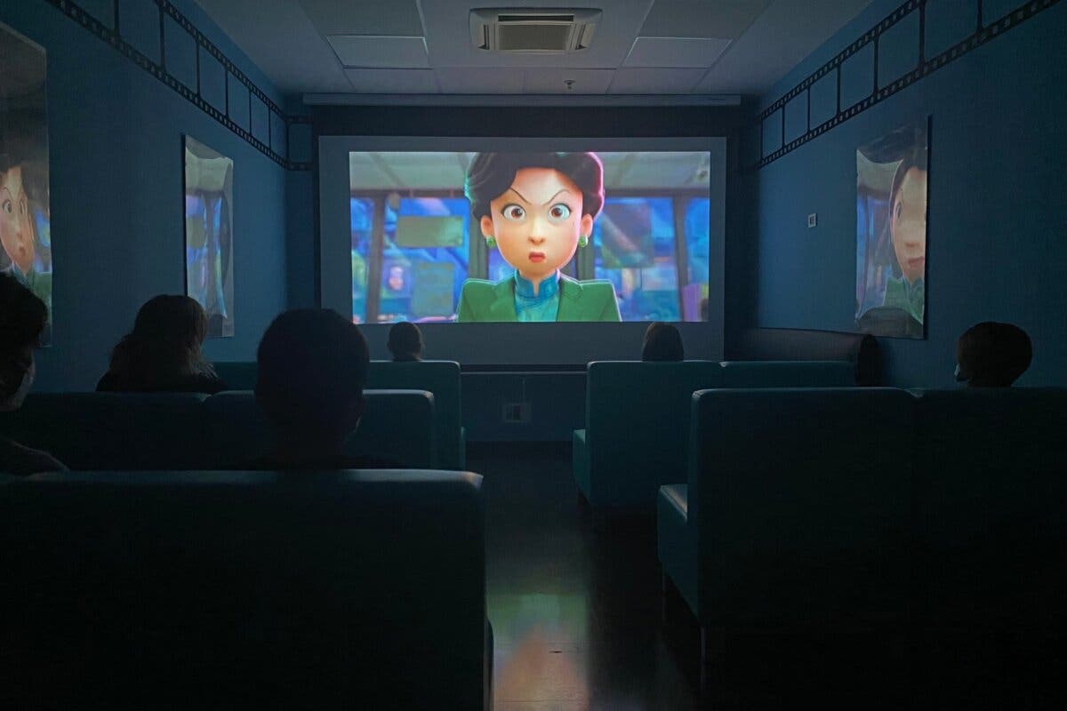 El Hospital de Torrejón reabre su sala de cine de Pediatría con el estreno de Red