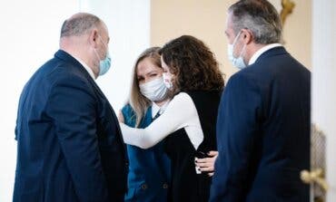 Ayuso ofrece a refugiados ucranianos alojamiento, transporte gratuito y escolarización