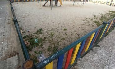 Cristales rotos, suciedad... exigen más limpieza en las zonas infantiles de Alcalá de Henares 