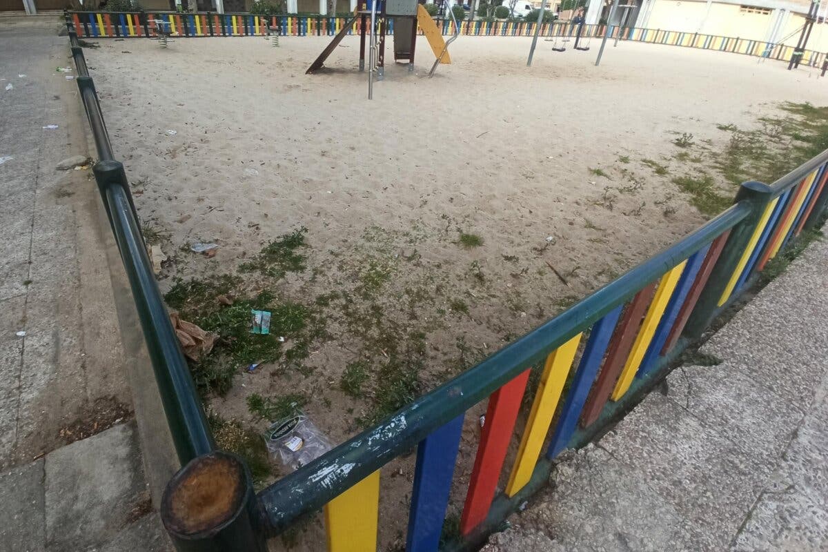 Cristales rotos, suciedad… exigen más limpieza en las zonas infantiles de Alcalá de Henares 