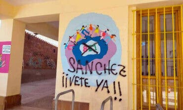 Aparecen pintadas contra Sánchez en un colegio de Velilla de San Antonio 
