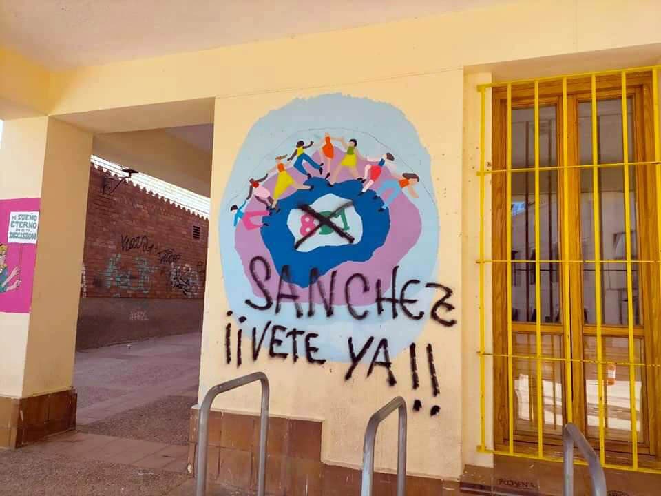 Aparecen pintadas contra Sánchez en un colegio de Velilla de San Antonio 