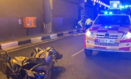 Grave un motorista de 33 años al caer de la moto y perder el casco en Madrid