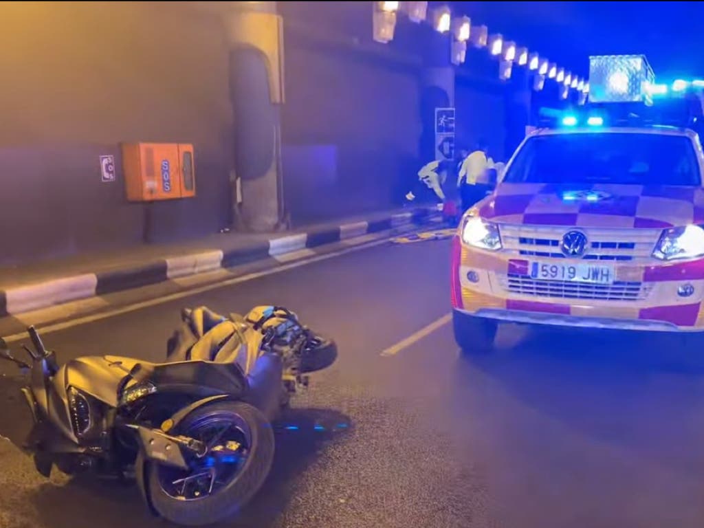 Grave un motorista de 33 años al caer de la moto y perder el casco en Madrid