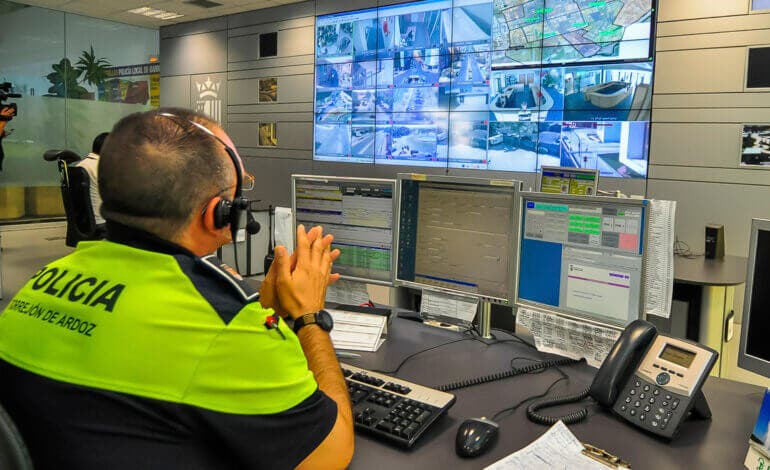 Cuidado con lo que contamos en redes sociales: los consejos de la Policía de Torrejón para evitar robos este verano