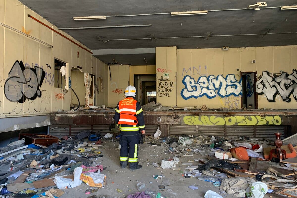 Heridos cinco okupas en el incendio de un edificio de oficinas abandonado en San Blas