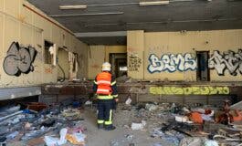 Heridos cinco okupas en el incendio de un edificio de oficinas abandonado en San Blas
