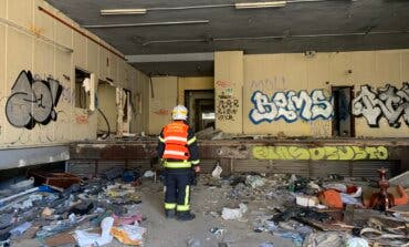 Heridos cinco okupas en el incendio de un edificio de oficinas abandonado en San Blas