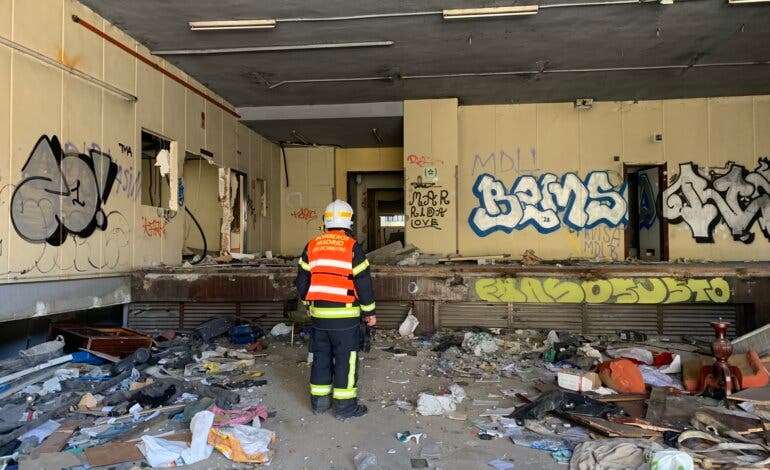 Heridos cinco okupas en el incendio de un edificio de oficinas abandonado en San Blas