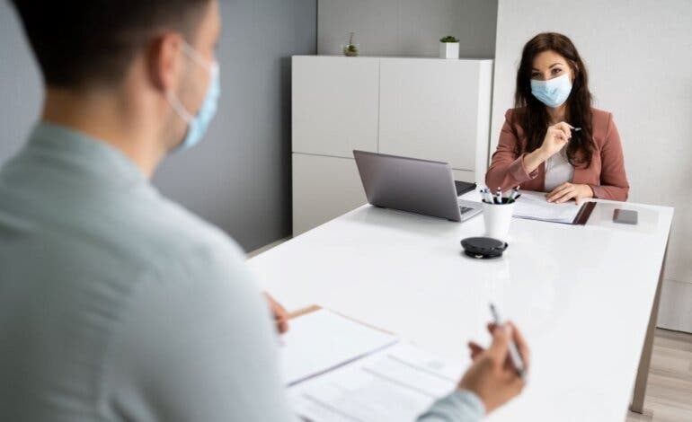 Las empresas podrán obligar a seguir trabajando con mascarilla a partir del 20 de abril 