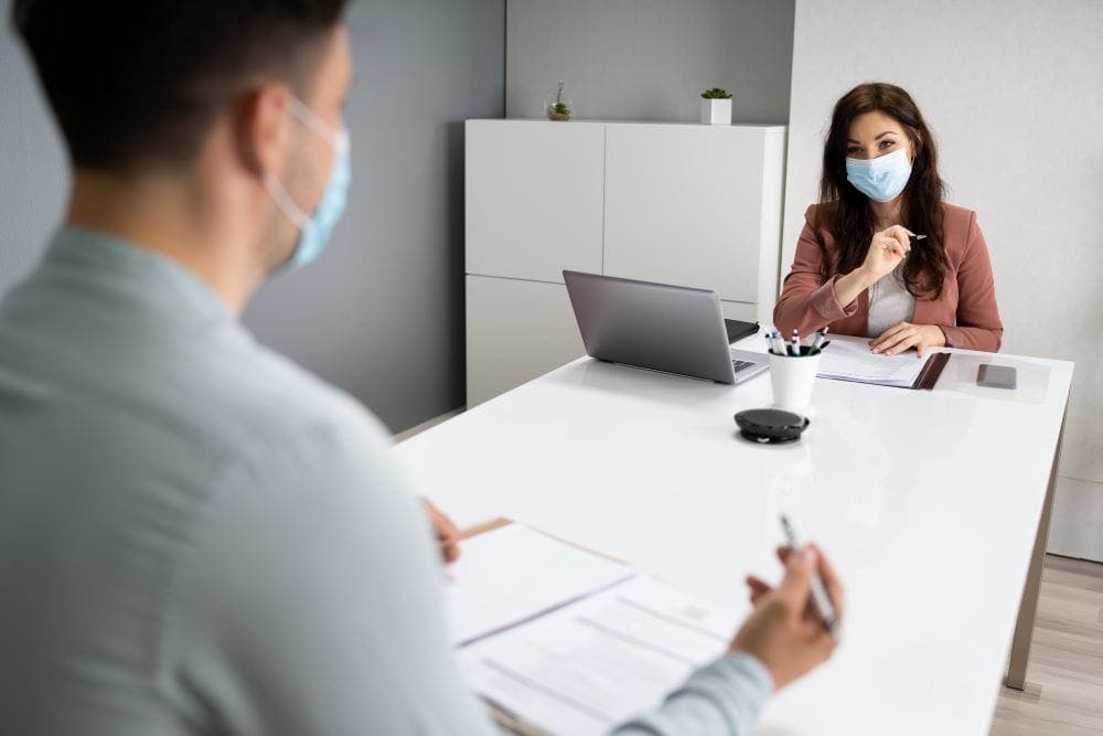 Las empresas podrán obligar a seguir trabajando con mascarilla a partir del 20 de abril 