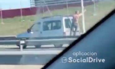 Detenido el «Spiderman» de la A-5 por ir colgado de una furgoneta en marcha 