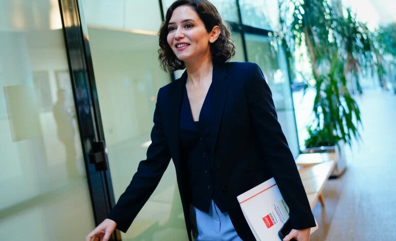 Ayuso denuncia ante la Unión Europea el «adoctrinamiento» en los nuevos libros de texto 