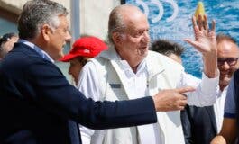 El rey Juan Carlos, recibido entre aplausos y gritos de «¡Viva el rey!» en Sanxenxo