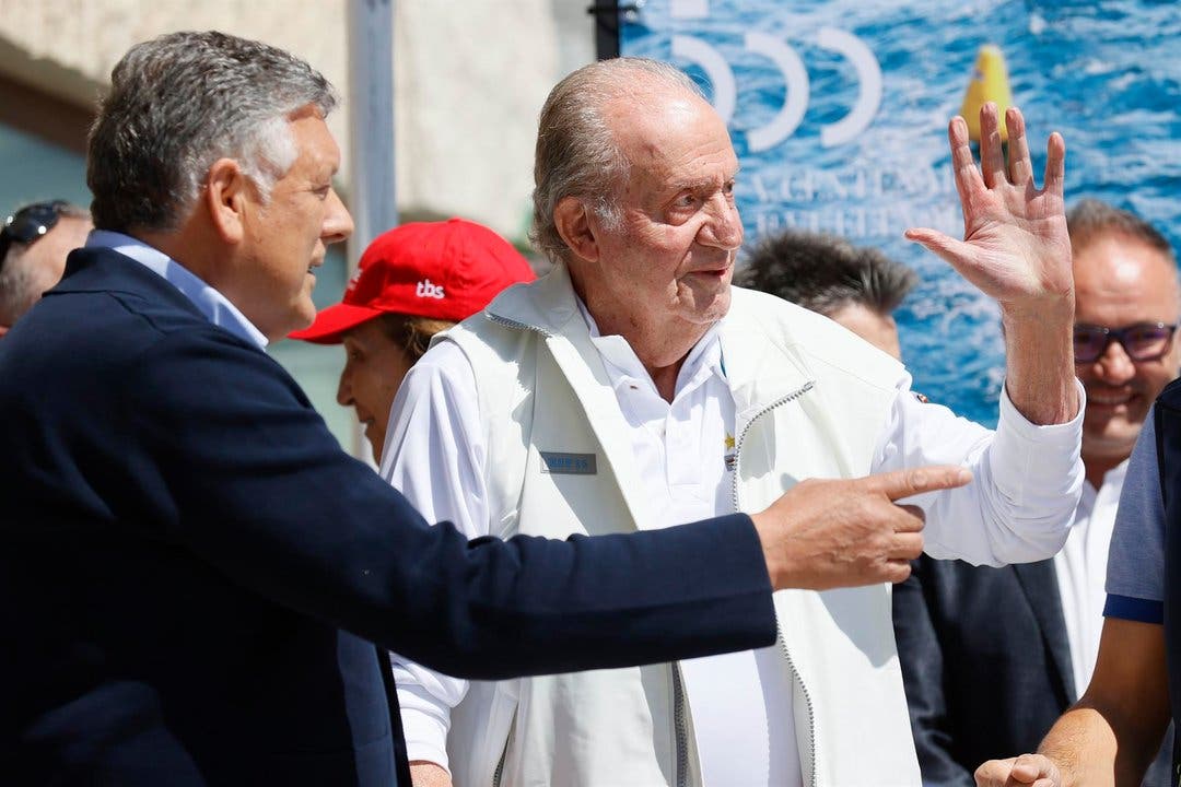 El rey Juan Carlos, recibido entre aplausos y gritos de «¡Viva el rey!» en Sanxenxo