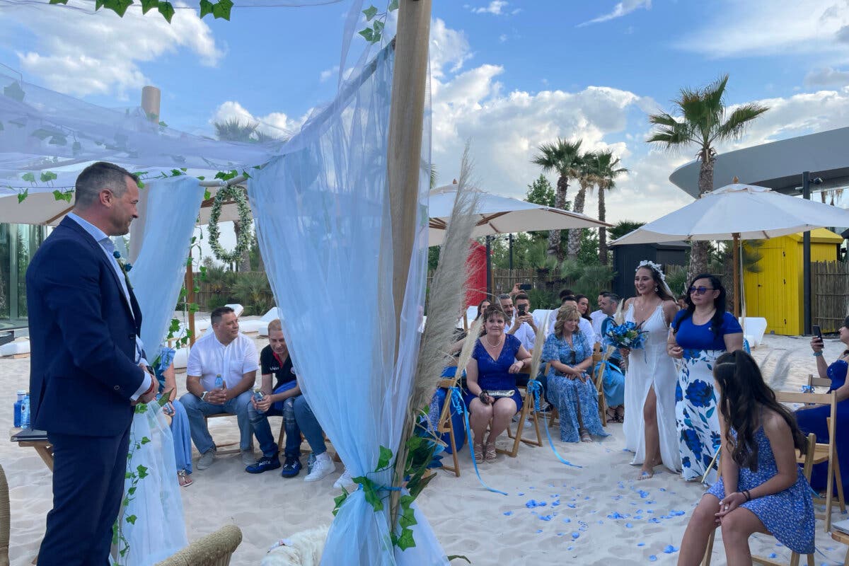 Oasiz Madrid en Torrejón de Ardoz acoge la primera boda civil en su playa