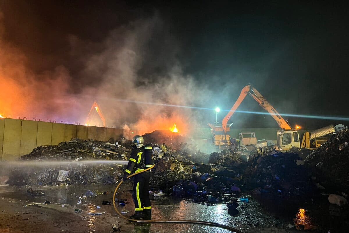 Arde parte de una planta de reciclaje en Arganda del Rey