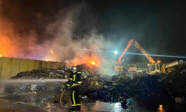 Arde parte de una planta de reciclaje en Arganda del Rey