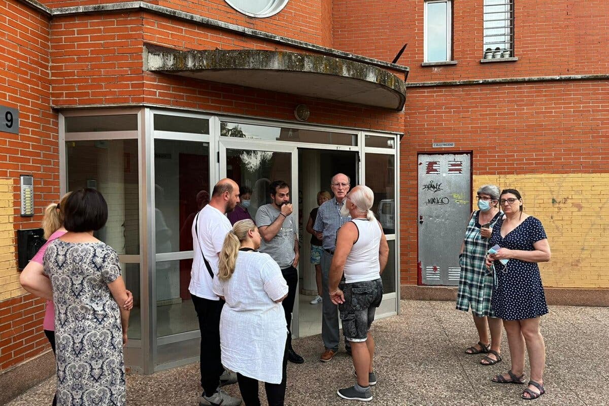 Sin luz ni TV durante más de 20 días en un bloque de viviendas del Ayuntamiento de Alcalá de Henares 