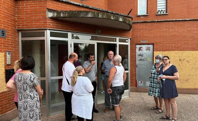 Sin luz ni TV durante más de 20 días en un bloque de viviendas del Ayuntamiento de Alcalá de Henares 