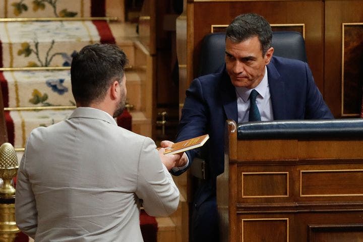 Sánchez entrega la cabeza de la directora del CNI a sus socios independentistas que piden más
