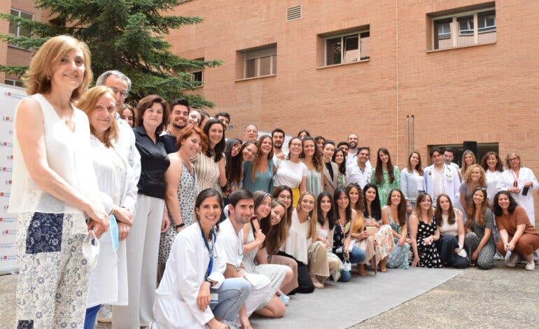 El hospital de Alcalá rinde homenaje a 80 residentes que terminan su formación en el centro