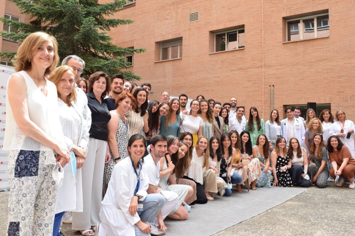 El hospital de Alcalá rinde homenaje a 80 residentes que terminan su formación en el centro
