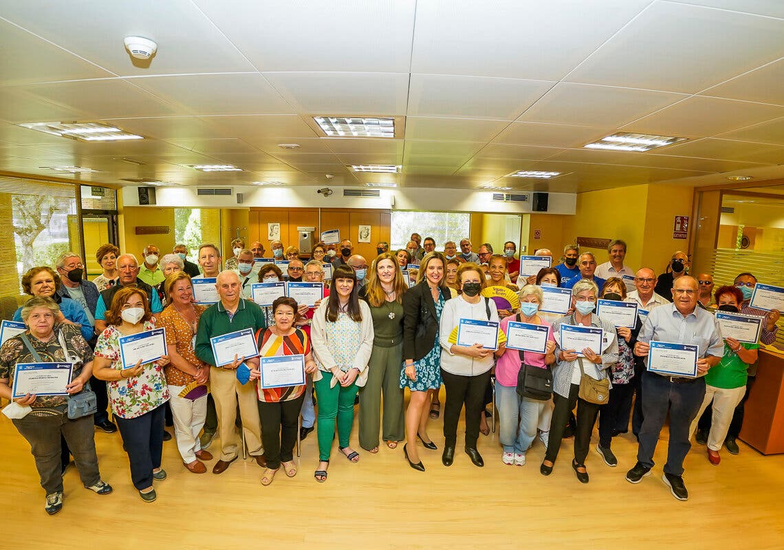 Torrejón imparte talleres para mayores sobre el uso de móviles y nuevas tecnologías  