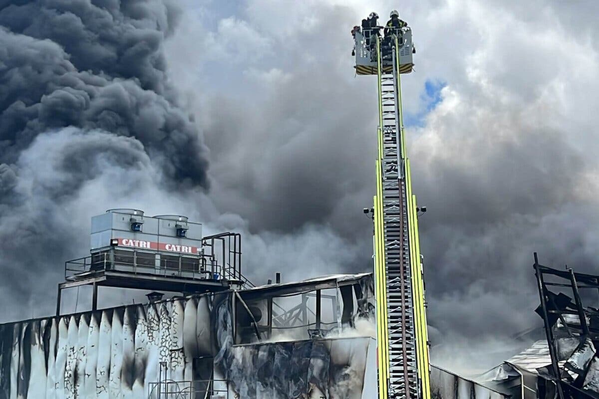 Espectacular incendio sin heridos en una nave cárnica de Getafe 