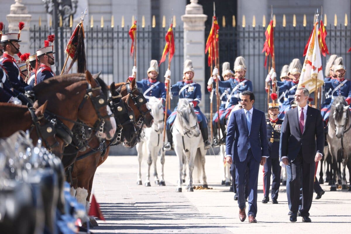 España recibe con máximos honores al emir de Catar, uno de los principales exportadores de gas a nivel mundial