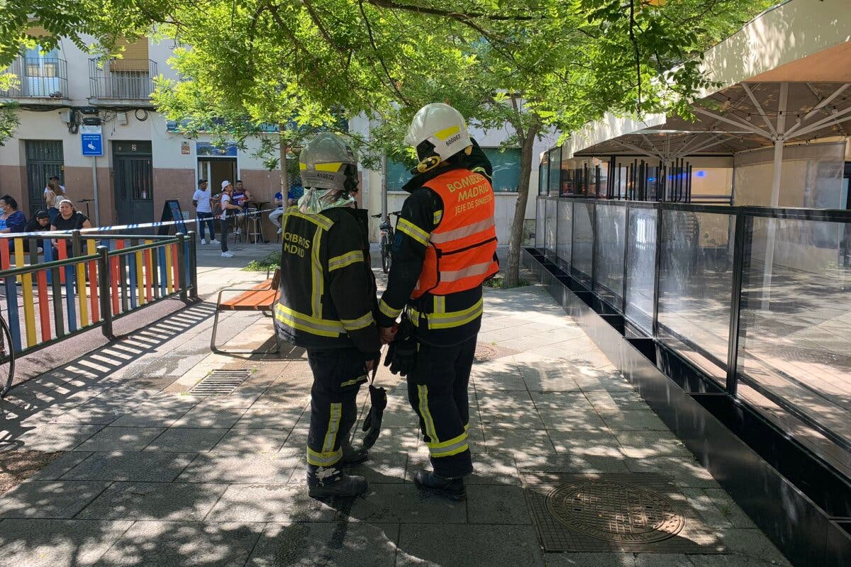 Cuatro personas intoxicadas en un incendio en Puente de Vallecas 