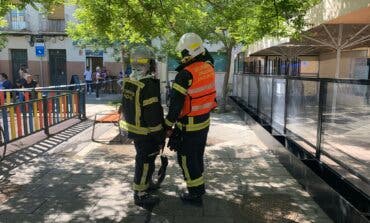 Cuatro personas intoxicadas en un incendio en Puente de Vallecas 