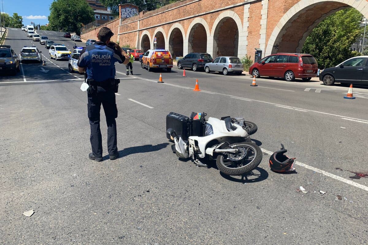 Herido grave un motorista de 19 años al chocar contra una furgoneta en Madrid