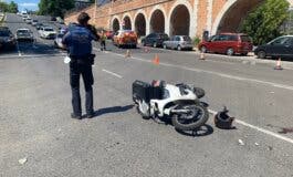 Herido grave un motorista de 19 años al chocar contra una furgoneta en Madrid