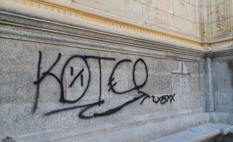 Alcalá de Henares: Denuncian la aparición de una pintada en la fachada del Colegio Mayor de San Ildefonso