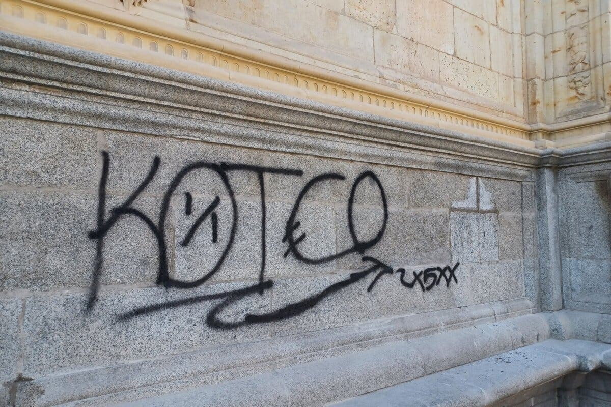 Alcalá de Henares: Denuncian la aparición de una pintada en la fachada del Colegio Mayor de San Ildefonso