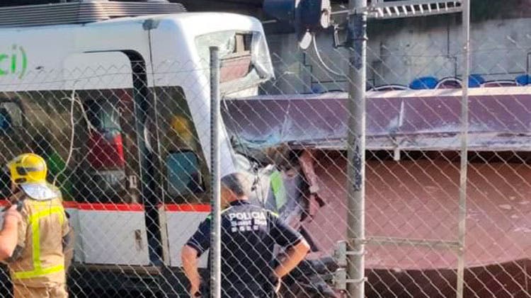 Un muerto y 85 heridos por un choque de trenes en Sant Boi de Llobregat (Barcelona) 