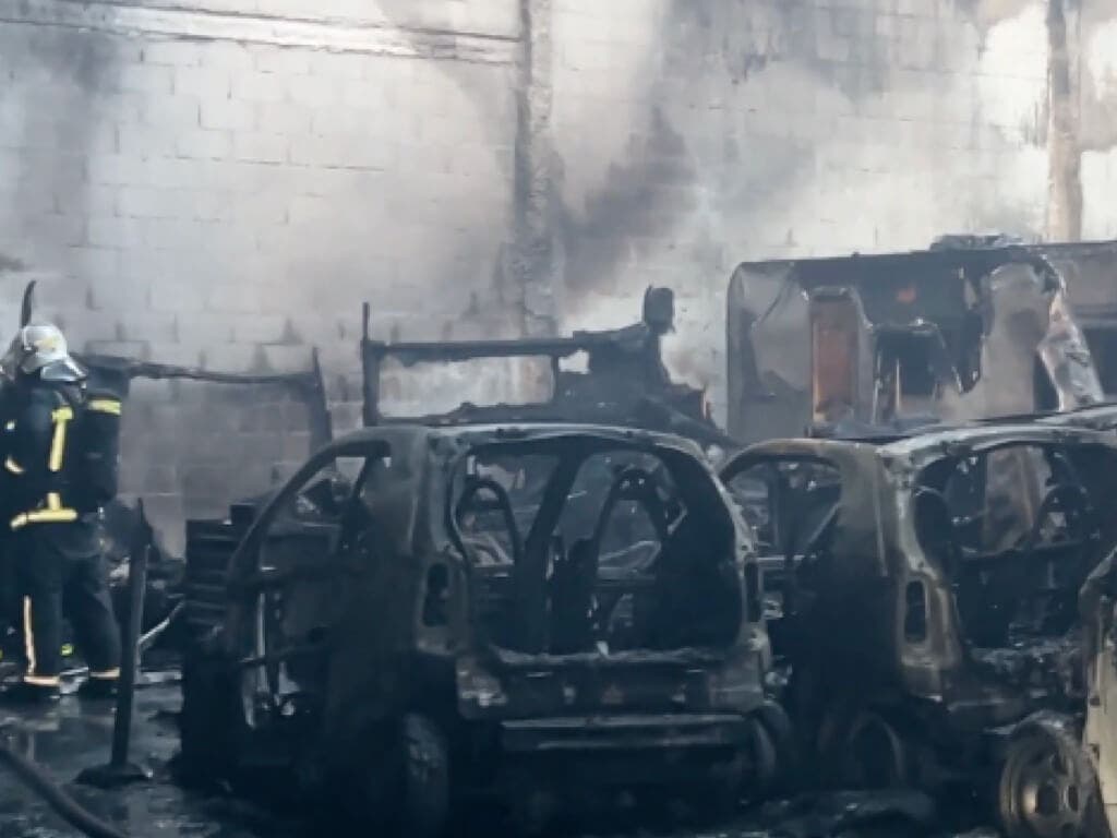 Arden 10 coches y tres autocaravanas en una nave de Algete 