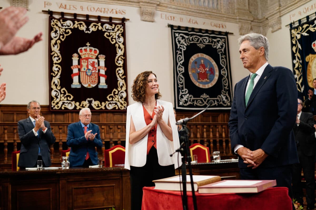 Ayuso reivindica la libertad académica en la toma de posesión del rector de la Universidad de Alcalá